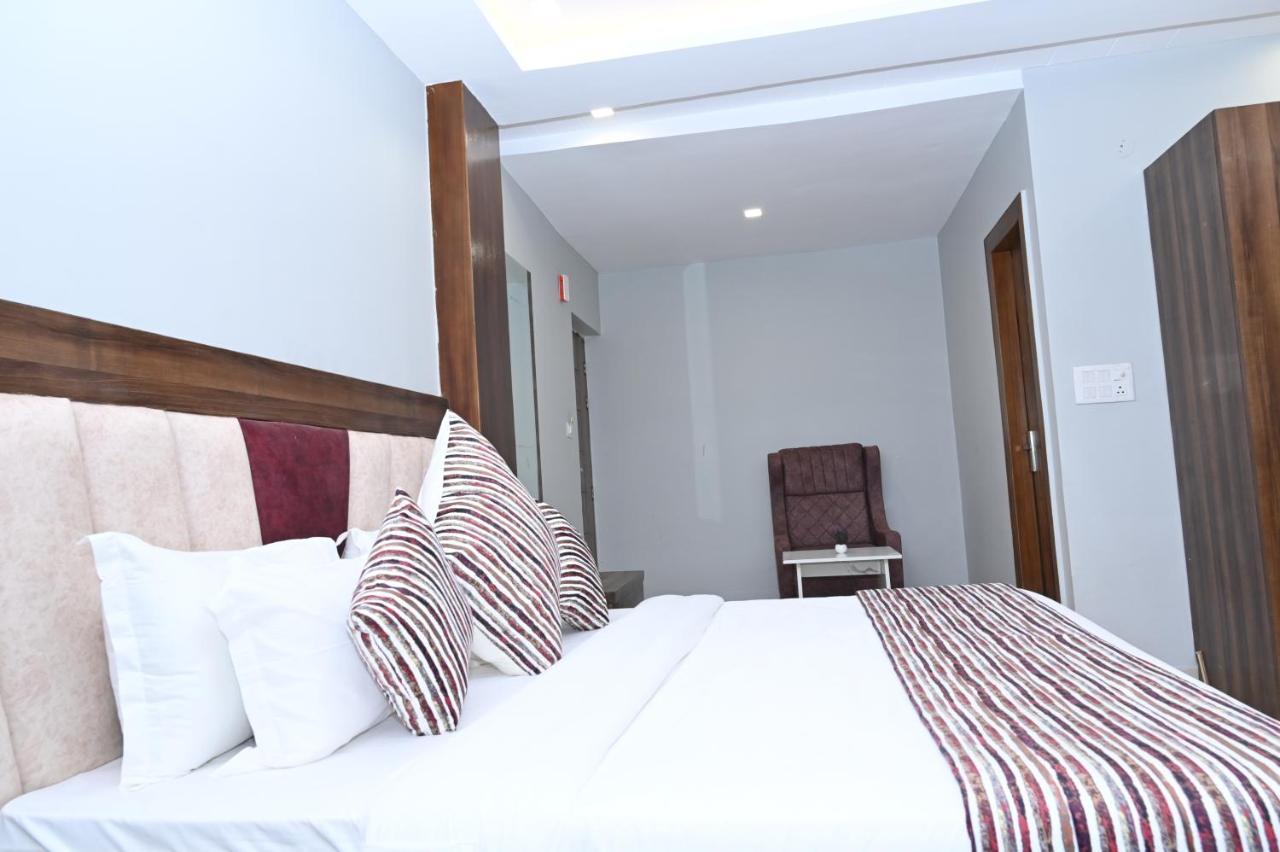 Hotel Vasdaa Grand Dehradun Esterno foto