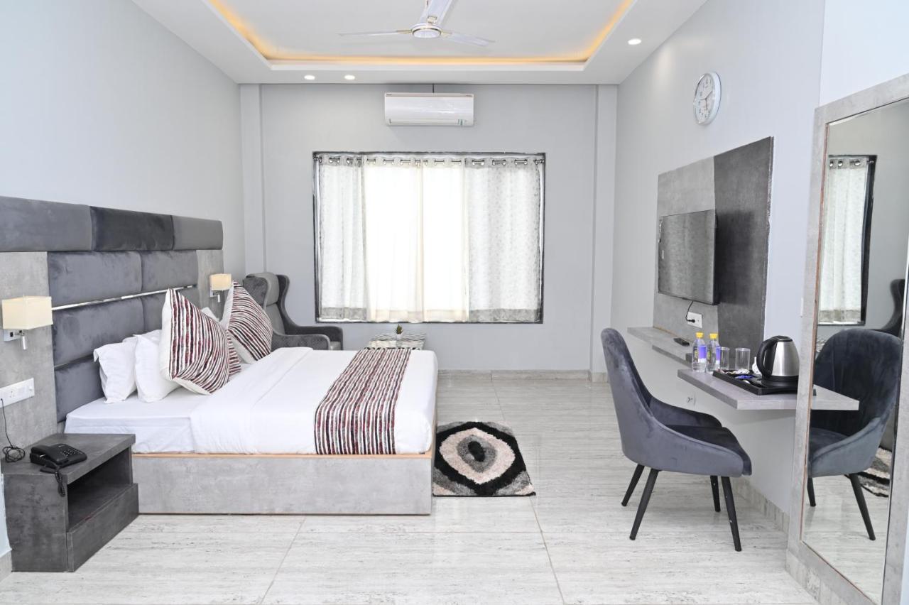 Hotel Vasdaa Grand Dehradun Esterno foto