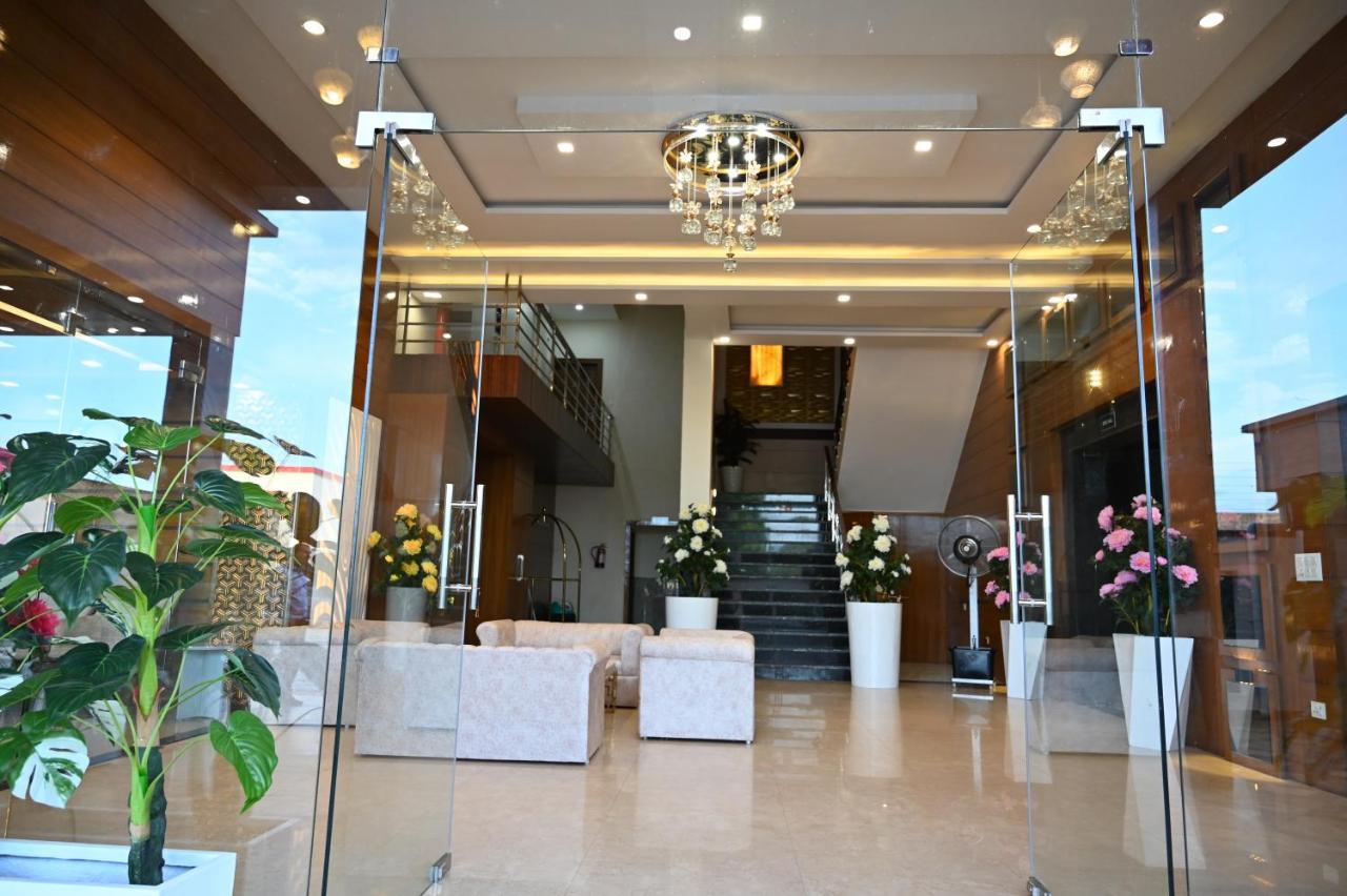 Hotel Vasdaa Grand Dehradun Esterno foto