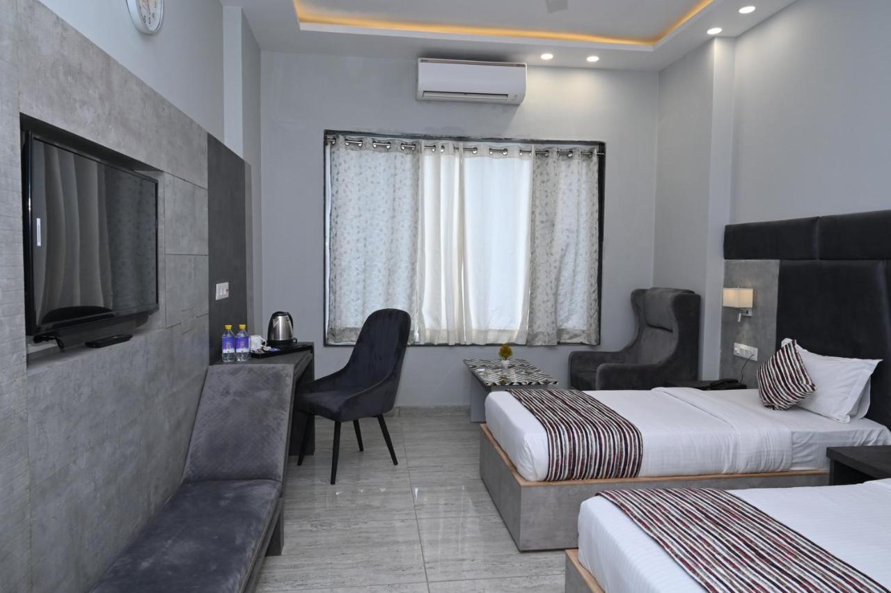 Hotel Vasdaa Grand Dehradun Esterno foto