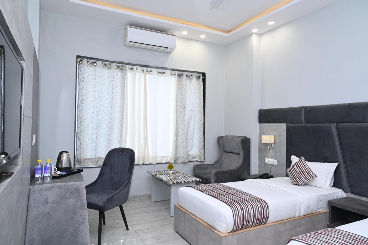 Hotel Vasdaa Grand Dehradun Esterno foto