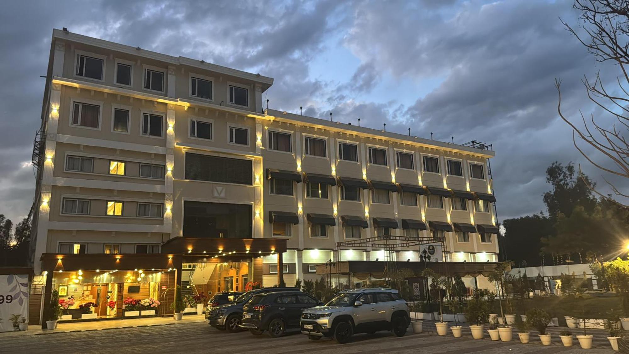 Hotel Vasdaa Grand Dehradun Esterno foto